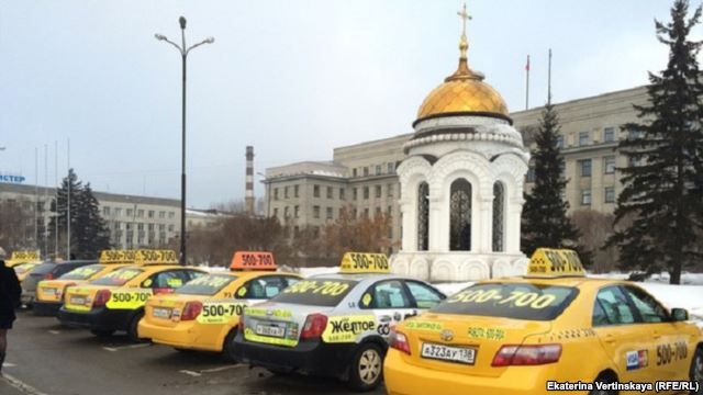 Таксисты Иркутска протестуют против действий сетевых служб