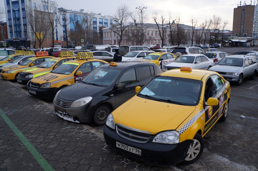 Таксисты Иркутска, недовольные обвалом тарифов, собрались возле &quot;серого дома&quot;