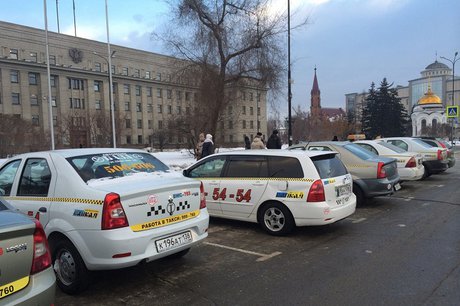 Перевозчики пожаловались губернатору на демпинг со стороны служб заказа такси